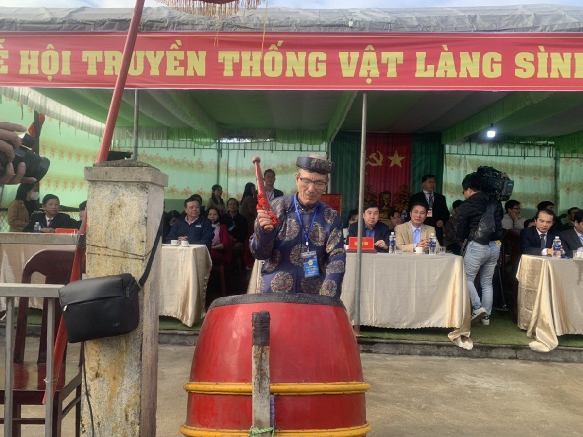 Đánh trống khai hội vật làng Sình