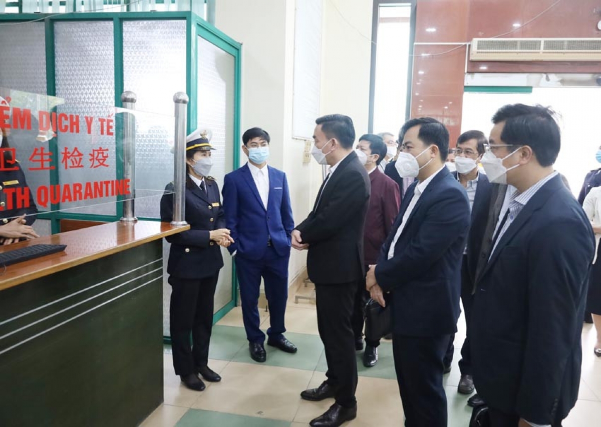 Đoàn công tác của Bộ Y tế kiểm tra hoạt động phòng, chống dịch tại Cửa khẩu Quốc tế Lào Cai.