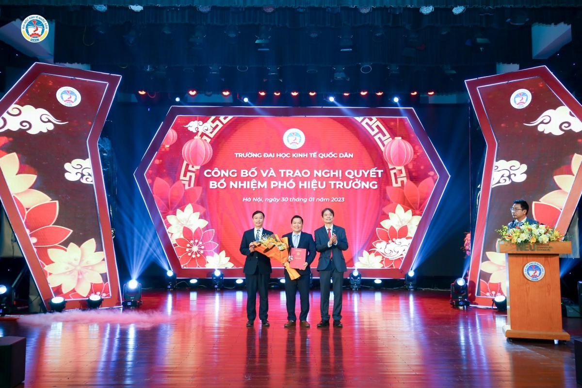 PGS.TS Nguyễn Thành Hiếu (đứng giữa) tân Phó Hiệu trưởng Trường ĐH Kinh tế Quốc dân
