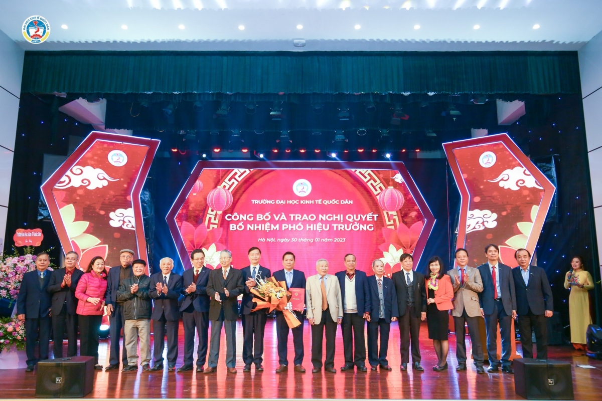 Các thế hệ lãnh đạo Trường tặng hoa chúc mừng tân Phó Hiệu trưởng - PGS.TS Nguyễn Thành Hiếu