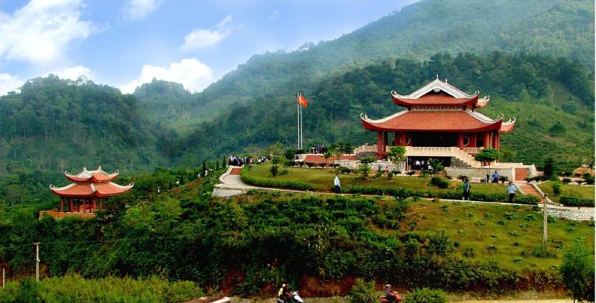 Nhà tưởng niệm Bác Hồ trên đỉnh Đèo De được xây dựng và khánh thành nhân dịp kỷ niệm 115 Ngày sinh nhật Bác (19/05/1890- 19/05/2005)