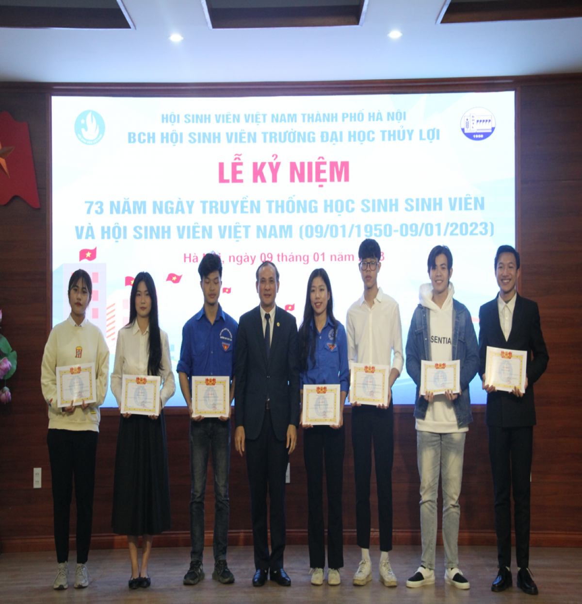 Ban Giám hiệu khen thưởng cho những tập thể có thành tích xuất sắc trong công tác Hội năm học 2021-2022