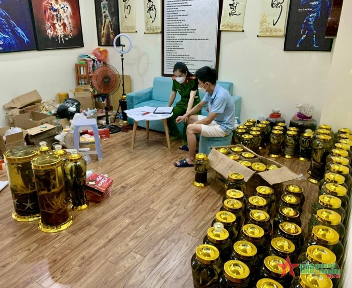 Rượu ngâm thủ công không rõ nguồn gốc bị các lực lượng chức năng phát hiện và thu giữ tại quận Hà Đông.