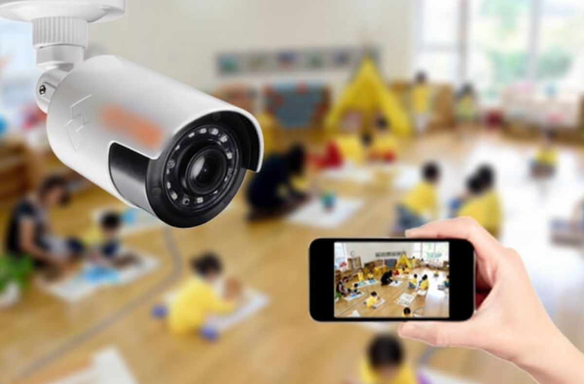 Không ít phụ huynh "nghiện" xem camera khiến nhiều giáo viên mầm non cảm thấy áp lực (Ảnh minh hoạ)