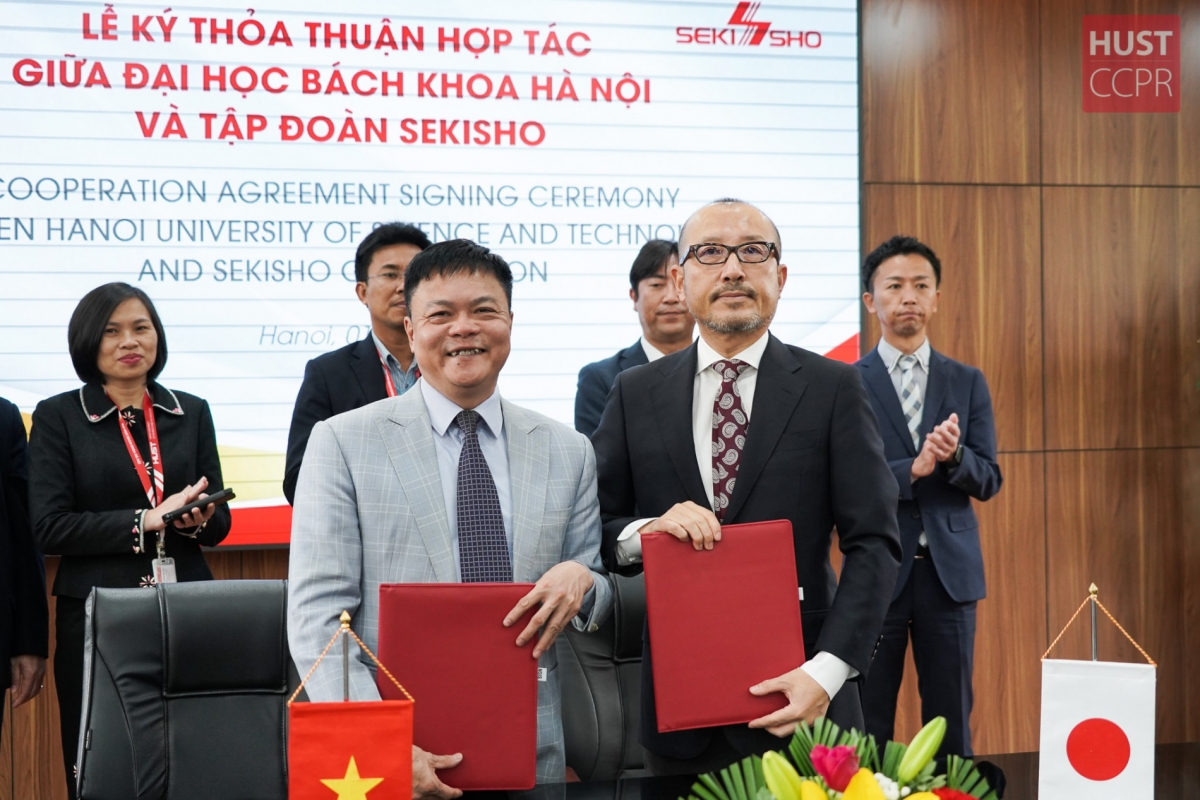 Phó Hiệu trưởng Nguyễn Phong Điền và Phó tổng giám đốc Tập đoàn Seki Futoshi tại buổi lễ ngày 18/1/ 2023