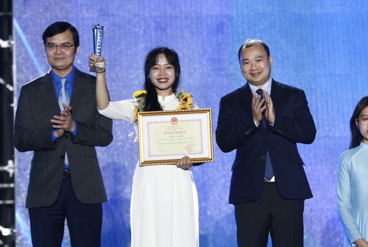 Ông Lê Hải Bình - Phó trưởng Ban Tuyên giáo Trung ương và anh Bùi Quang Huy - Bí thư thứ nhất TƯ Đoàn trao danh hiệu Sinh viên 5 tốt cấp trung ương cho sinh viên