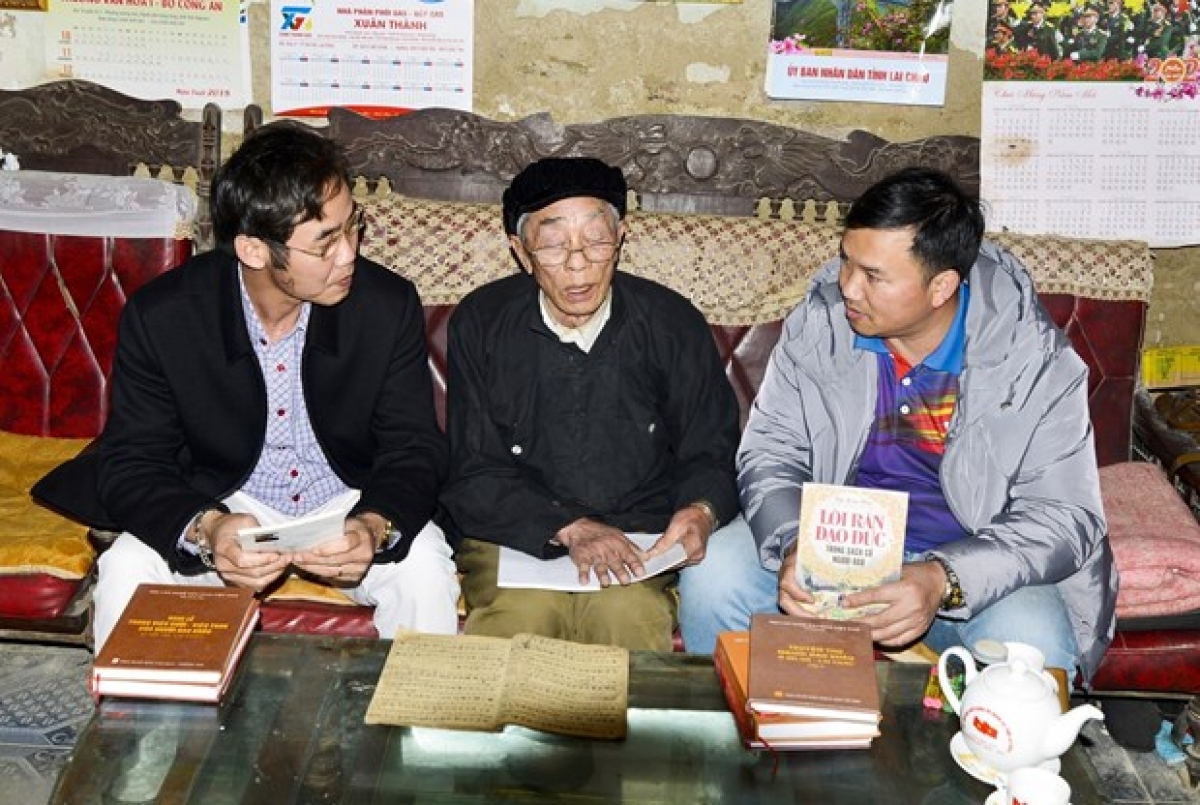 Nghệ nhân Tẩn Kim Phu dành nhiều thời gian truyền dạy tiếng nói, chữ viết cổ của người Dao cho những người tìm hiểu, nghiên cứu về văn hóa Dao cổ