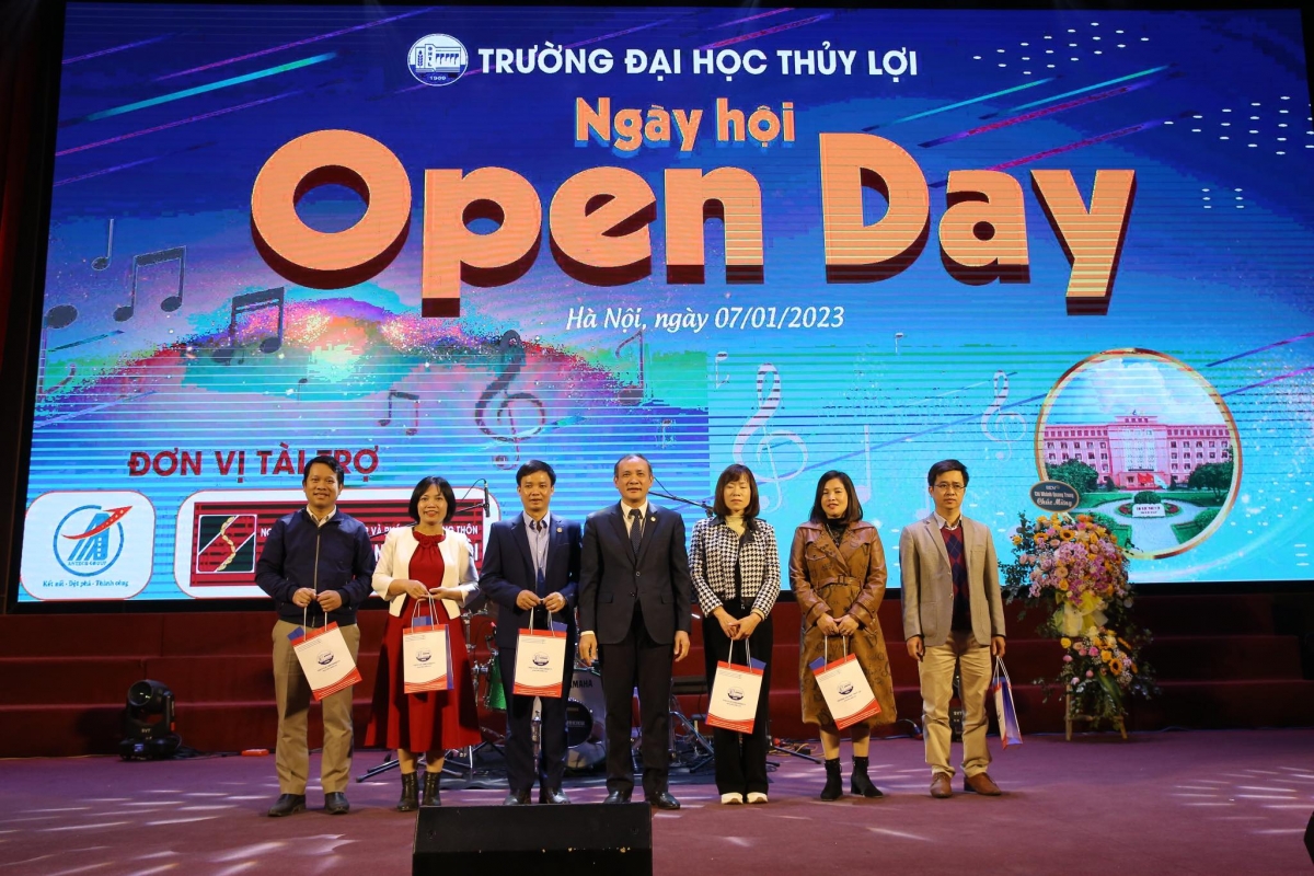 Đại diện BGH các trường THPT tham gia Ngày hội Open day