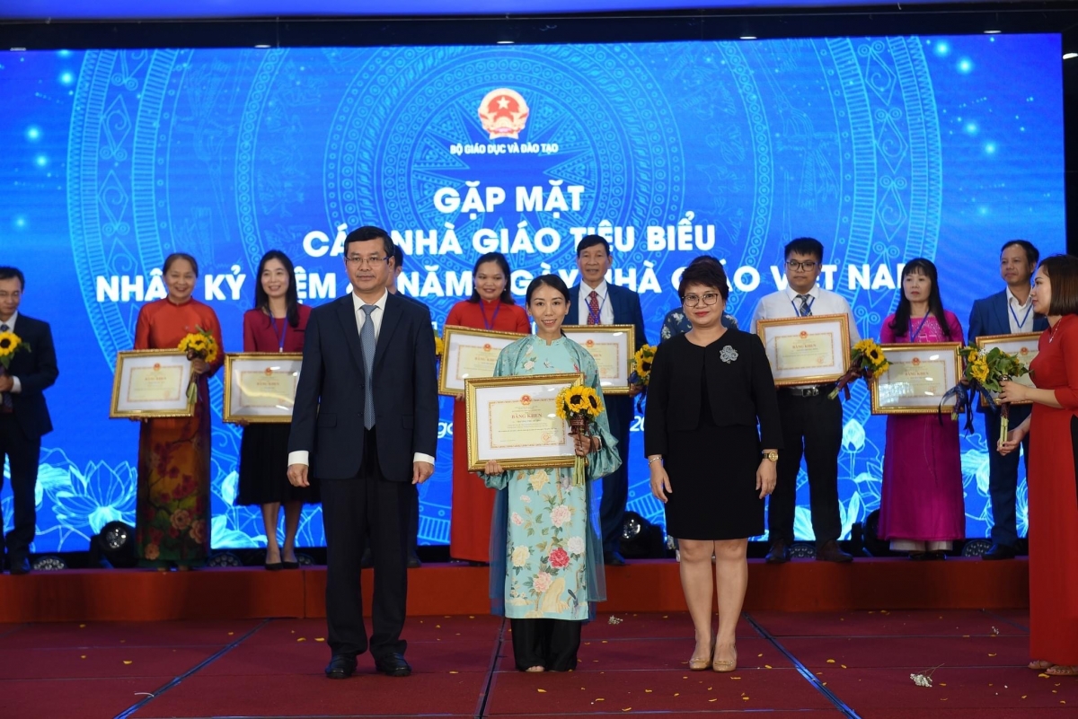 PGS.TS Trương Thu Hương trong Lễ vinh danh Nhà giáo tiêu biểu năm 2022