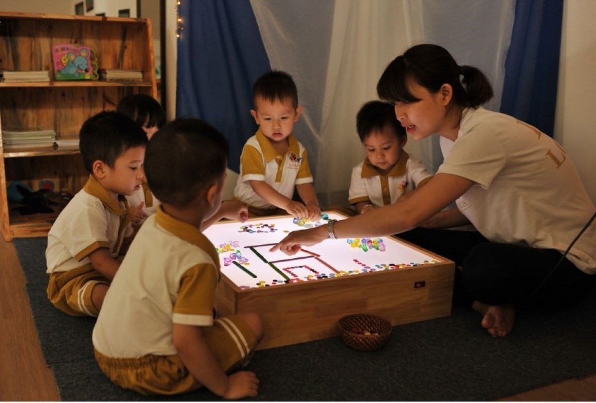 Cô trò trường mầm non năng khiếu Louis (Hà Nội)