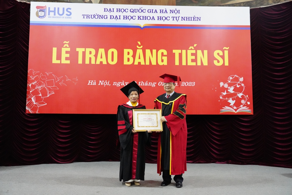 Nghiên cứu sinh được khen thưởng vì có thành tích học tập nghiên cứu xuất sắc