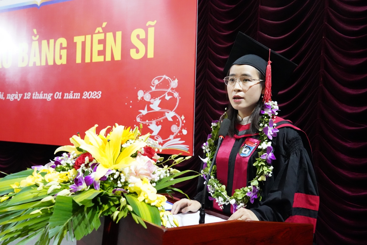 Tân tiến sĩ Hoàng Thị Thúy phát biểu
