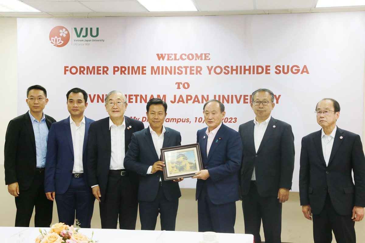 Giám đốc ĐHQGHN Lê Quân tặng quà lưu niệm cho nguyên Thủ tướng Nhật Bản Suga Yoshihid