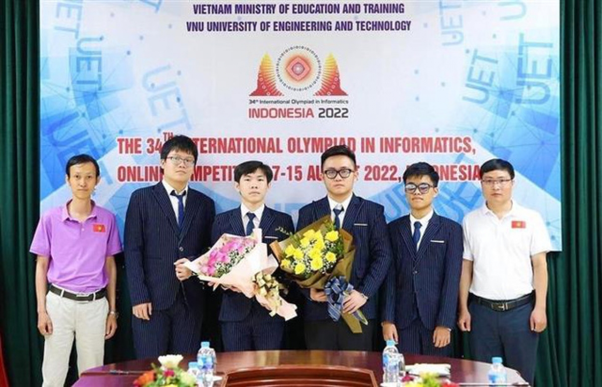 Trần Xuân Bách (thứ 2 từ phải sang) và đội tuyển Olympic Tin học quốc tế 2022