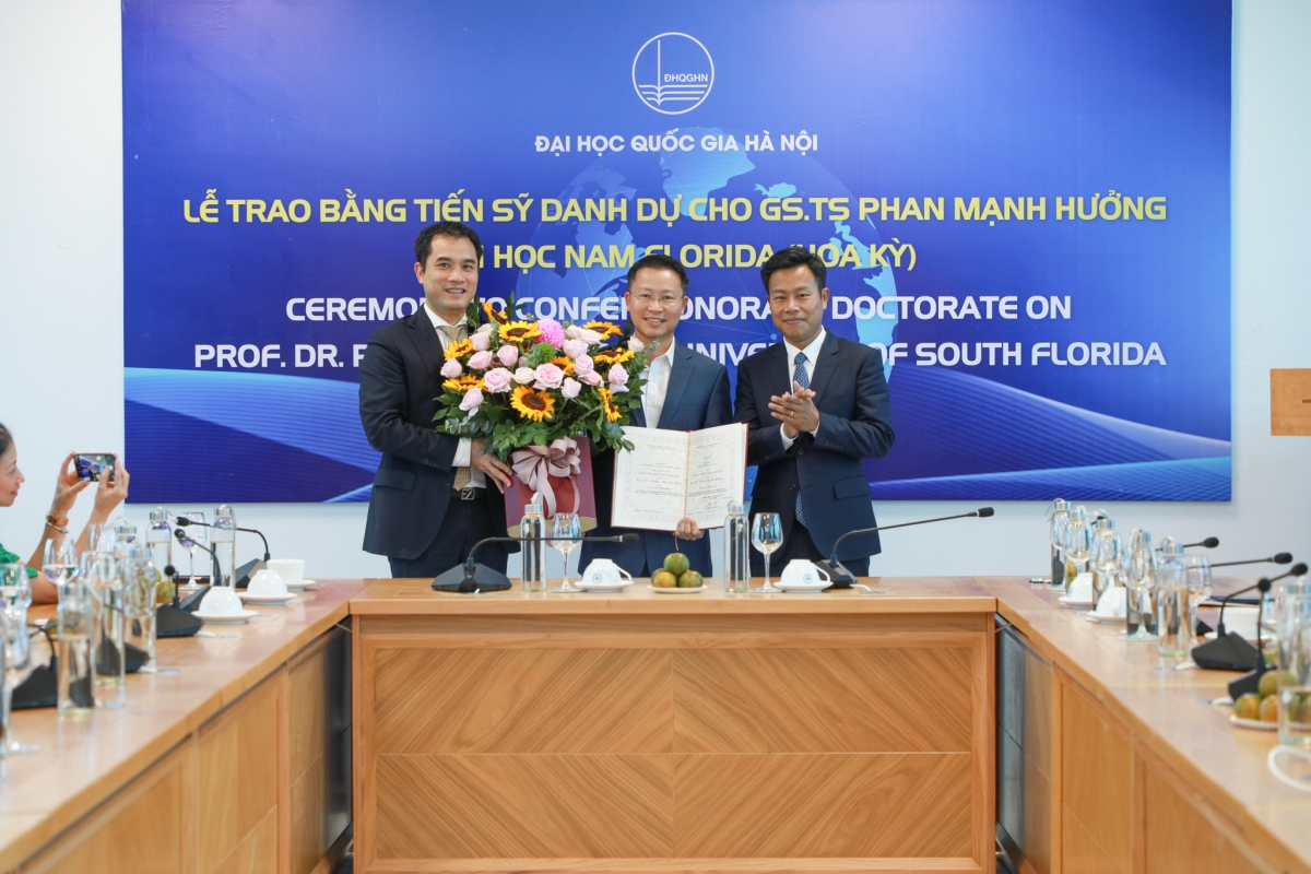 GS Phan Mạnh Hưởng( đứng giữa ) nhận bằng TS danh dự của ĐH Quốc gia Hà Nội