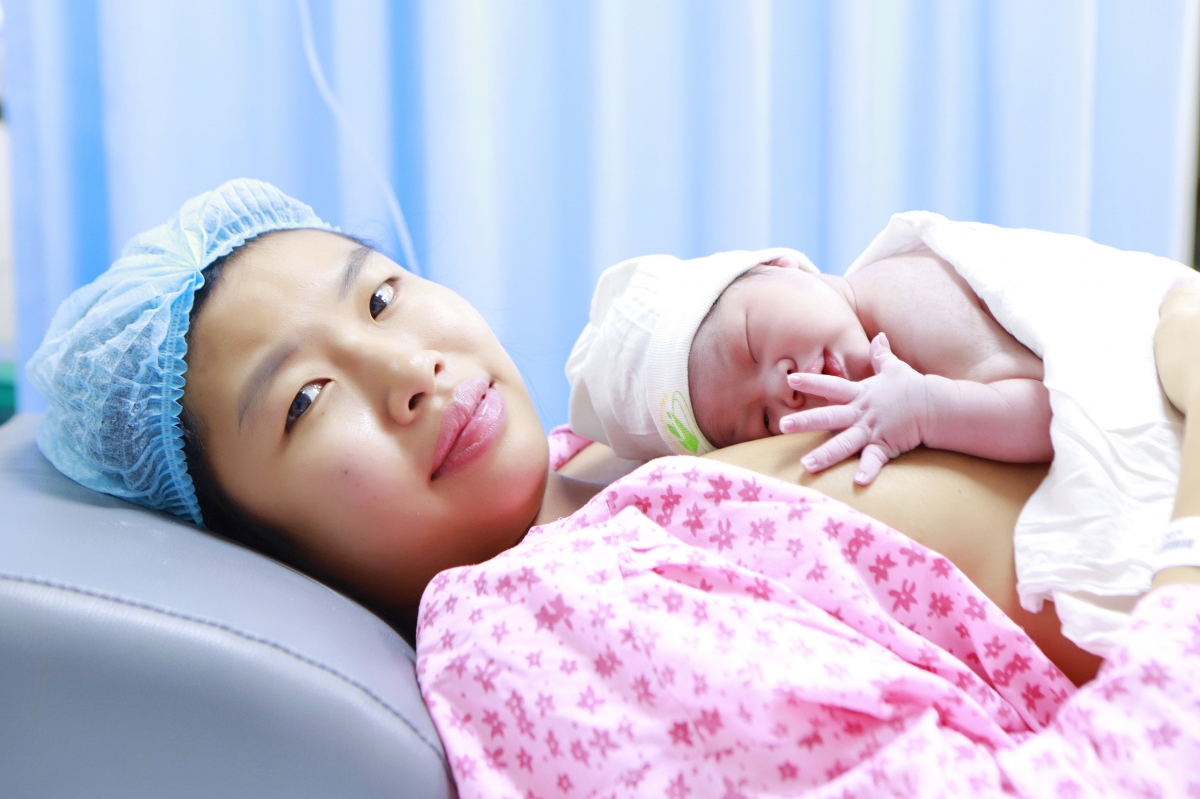 Chị Hoàng Thị Ánh Tuyết hạnh phúc ôm con
