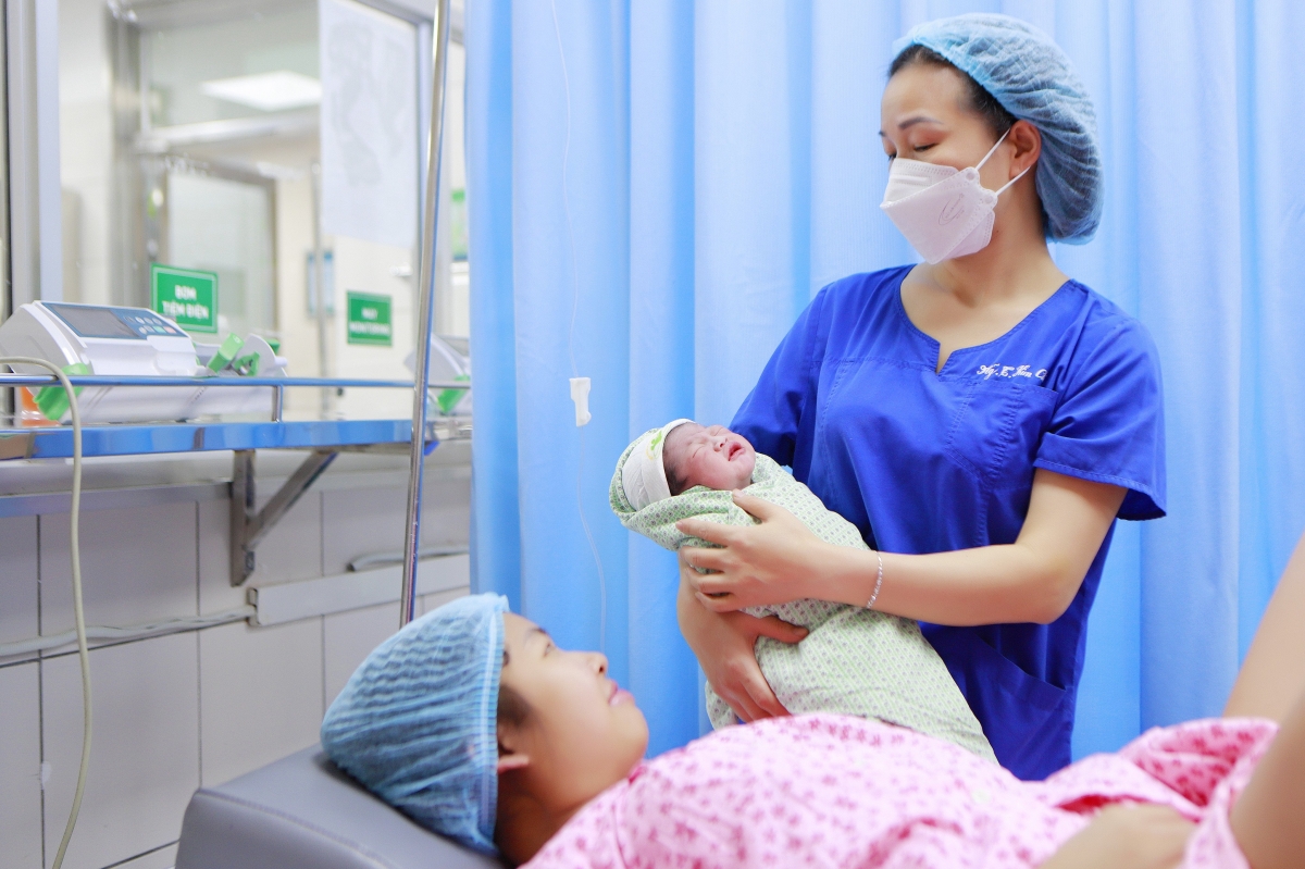 Ekip hộ sinh Nguyễn Thị Kim Chi và Trần Thị Duân đỡ đẻ thành công một ca sinh lúc 0h00 ngày 1/1/2023