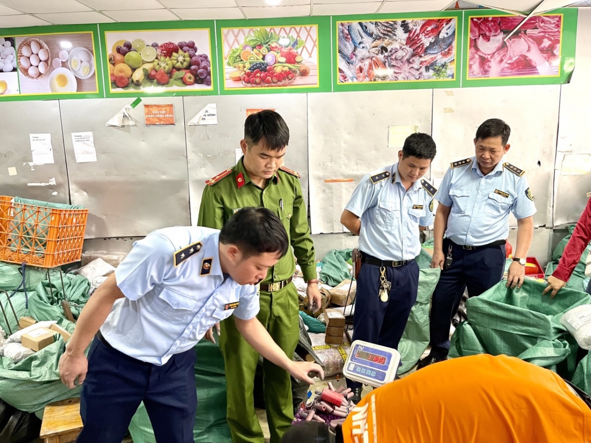 Một cơ sở kinh doanh vi phạm bị các lực lượng chức năng xử phạt