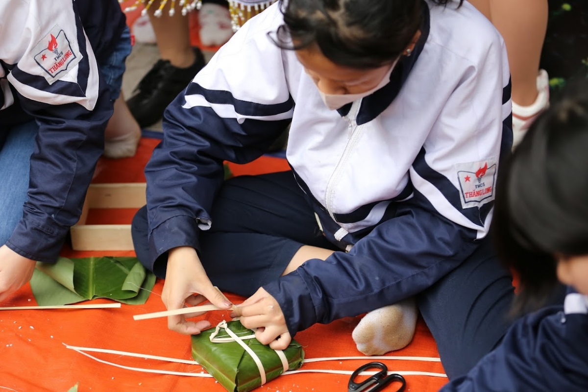 Hoàn tất bước cuối cùng để có được tấm bánh trước khi đưa vào luộc.