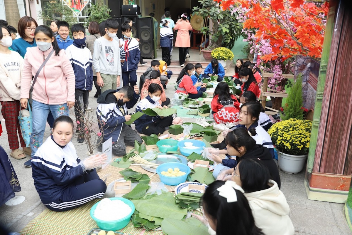 Nhiều học sinh lần đầu tham gia vào công việc gói bánh chưng