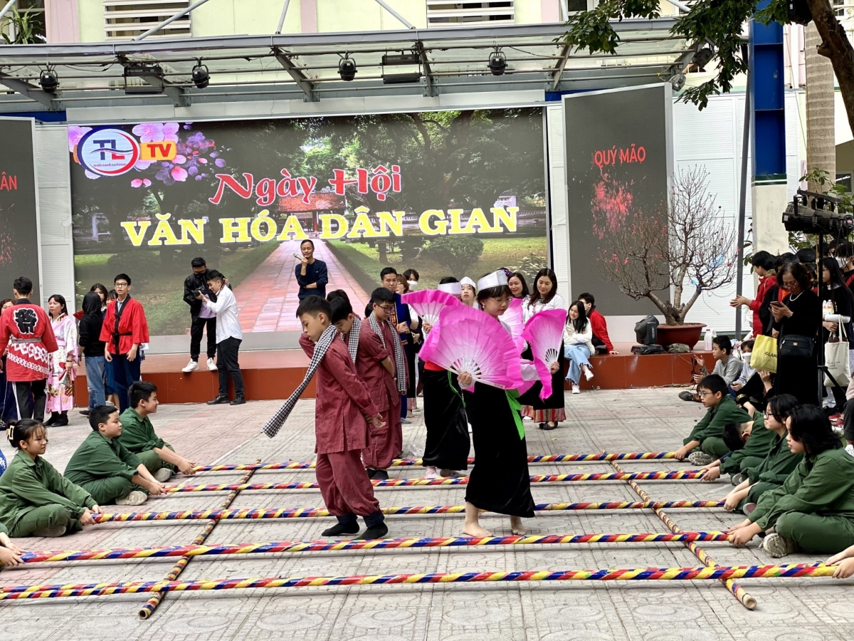 Kêt hợp múa và nhảy đúng nhịp sạp lại còn phải biểu cảm gương mặt quả không dễ với các bạn học sinh