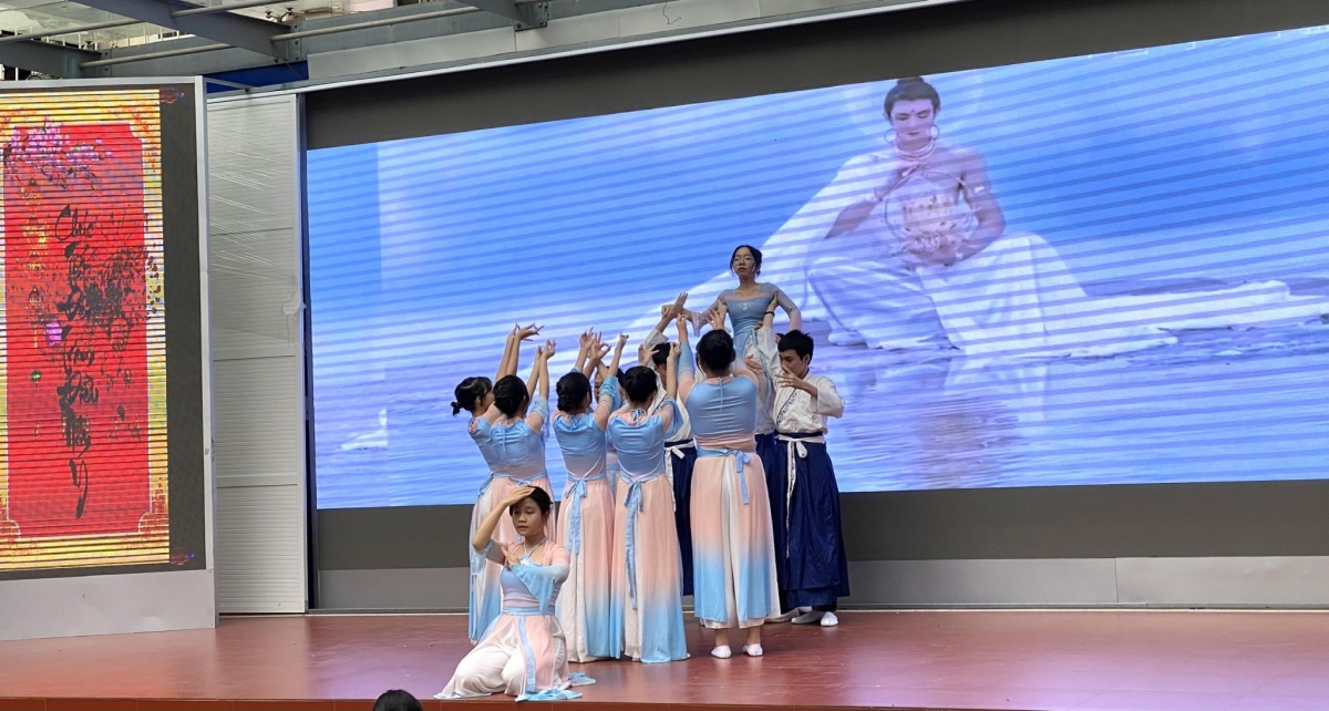 Học sinh lên sân khấu chuyên nghiệp từ chọn bài đến dàn dựng, phục trang