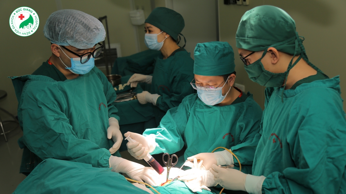 Các BS BVĐK Đức Giang phẫu thuật rút cây kéo ra khỏi đầu bệnh nhi