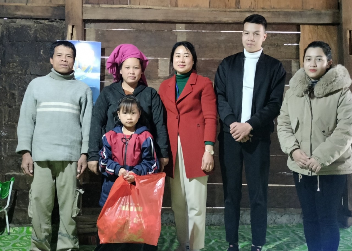 Giáo viên trường tiểu học Ngọc Chiến thăm và tặng quà Tết học sinh có hoàn cảnh khó khăn