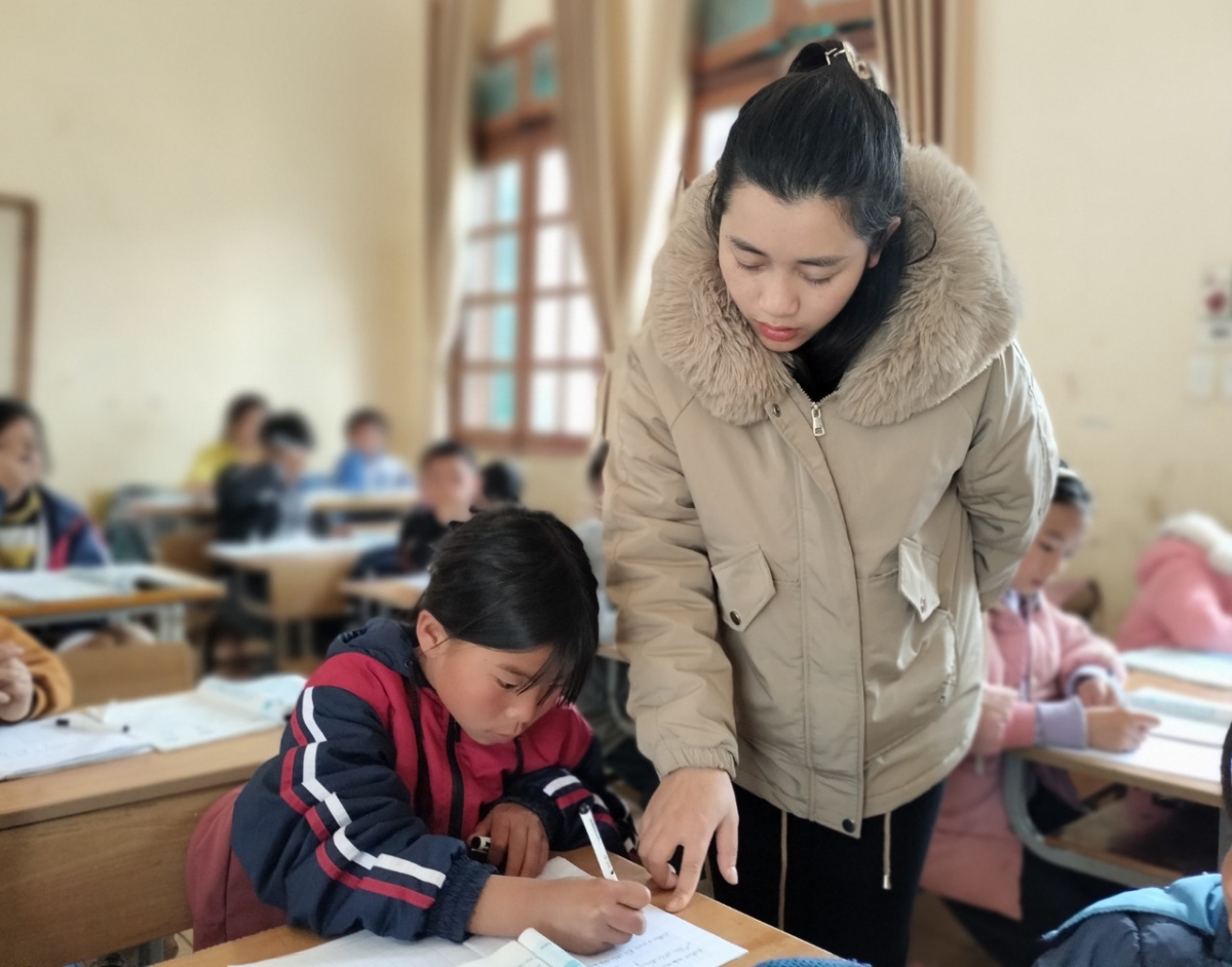 Lớp của cô giáo Quàng Thị Bích (Trường tiểu học Ngọc Chiến) phần lớn là học sinh con em đồng bào dân tộc thiểu số, trong đó nhiều em thuộc hoàn cảnh đặc biệt khó khăn. 