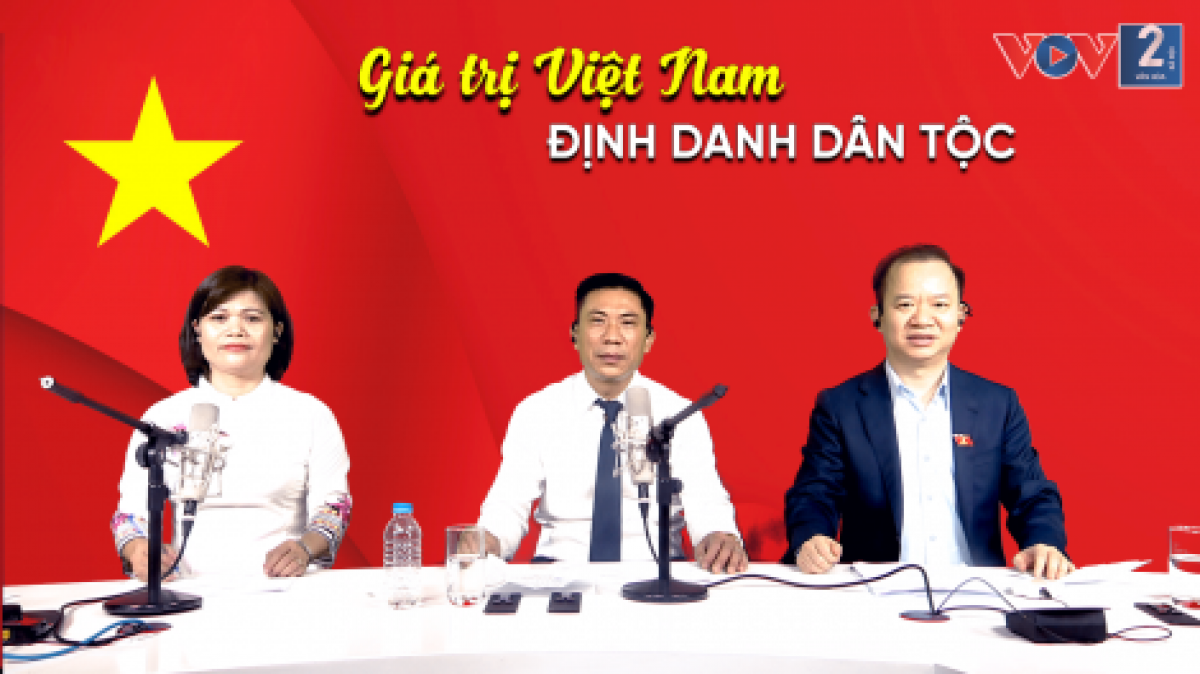 TS Đoàn Văn Báu (giữa) và PGS.TS Bùi Hoài Sơn tại Studio của VOV2