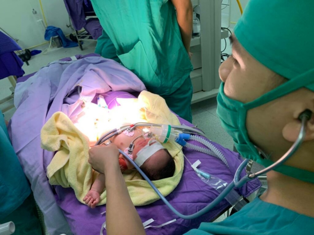 Một trường hợp trẻ phải cấp cứu do bị người lớn rung lắc