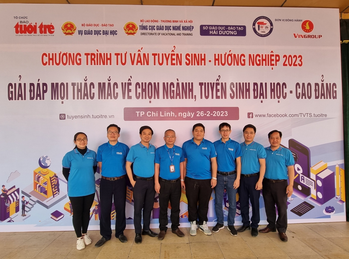 Các cán bộ Trường ĐHKHTN (ĐH Quốc gia Hà Nội) tham gia tư vấn tuyển sinh tại Hải Phòng, Hải Dương.
