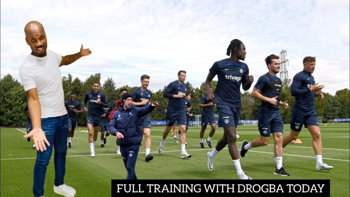 HLV Graham Potter và cựu danh thủ Didier Drogba trong buổi tập của Chelsea trước cuộc đụng độ với Dortmund (Ảnh: Internet)