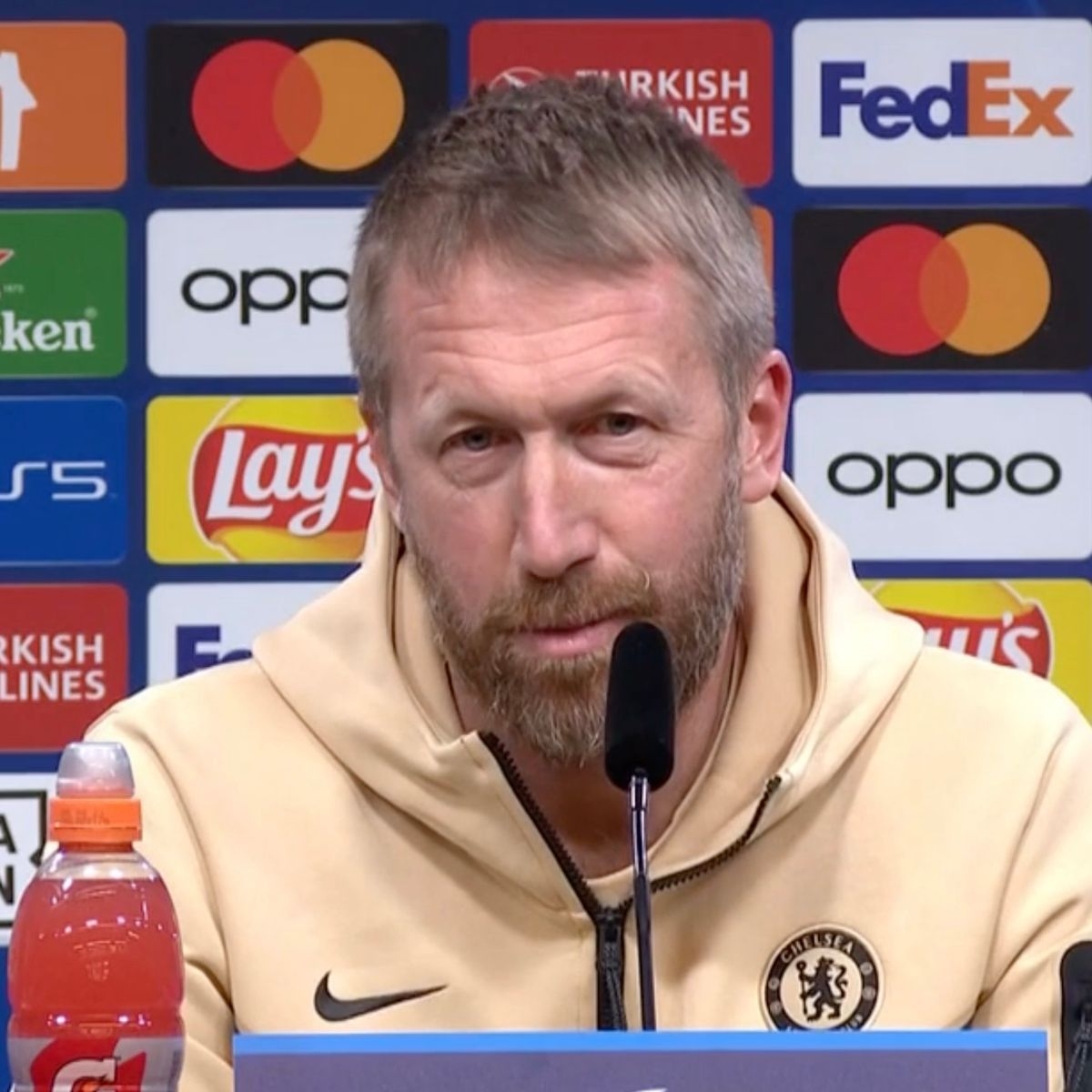 HLV Graham Potter e ngại bầu không khí cuồng nhiệt trên sân Signal Iduna Park (Ảnh: Internet)