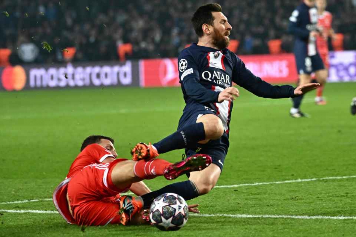 Benjamin Pavard phạm lỗi với Messi và phải nhận thẻ vàng thứ hai (Ảnh: Internet)