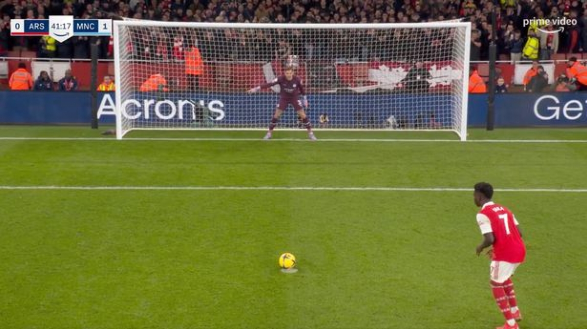Bukayo Saka đánh lừa được thủ môn Ederson (Ảnh: Internet)