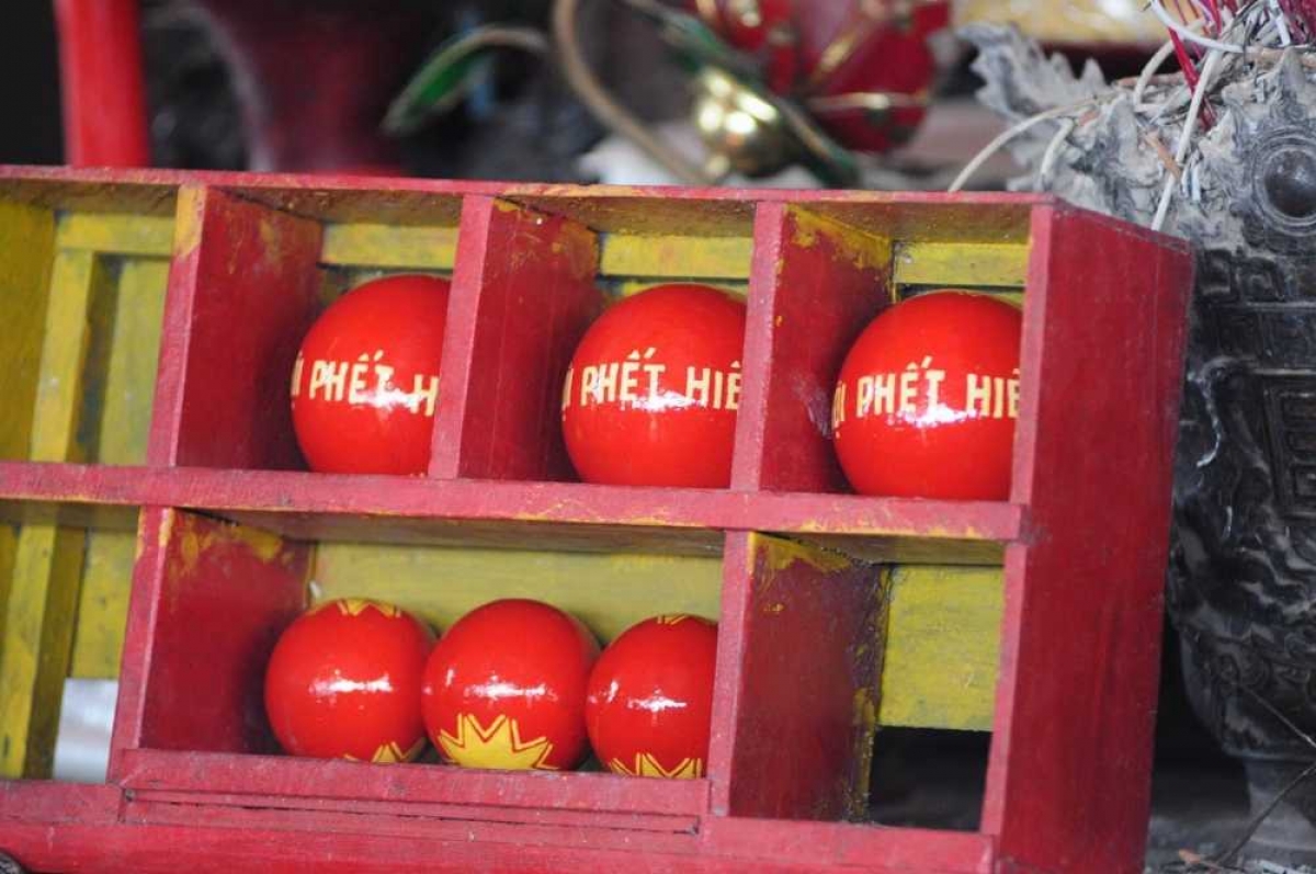 Quả phết trong lễ hội Hiền Quan tượng trưng cho Mặt trời