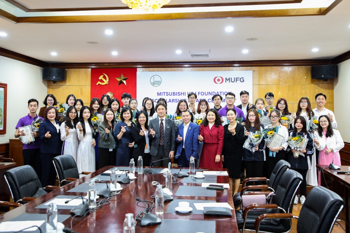 Đại diện Quỹ Mitsubishi UFJ; Đại diện lãnh đạo các ban chức năng của ĐHQGHN; Đại diện lãnh đạo phòng Chính trị và Công tác Học sinh Sinh viên của các đơn vị đào tạo trong ĐHQGHN và 30 sinh viên tiêu biểu được nhận học bổng Mitsubishi năm học 2022-2023