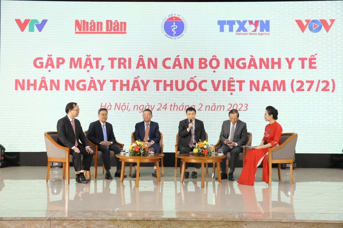 Toạ đàm với chủ đề “Nỗ lực vì sức khoẻ nhân dân” và “Y tế vượt khó”.