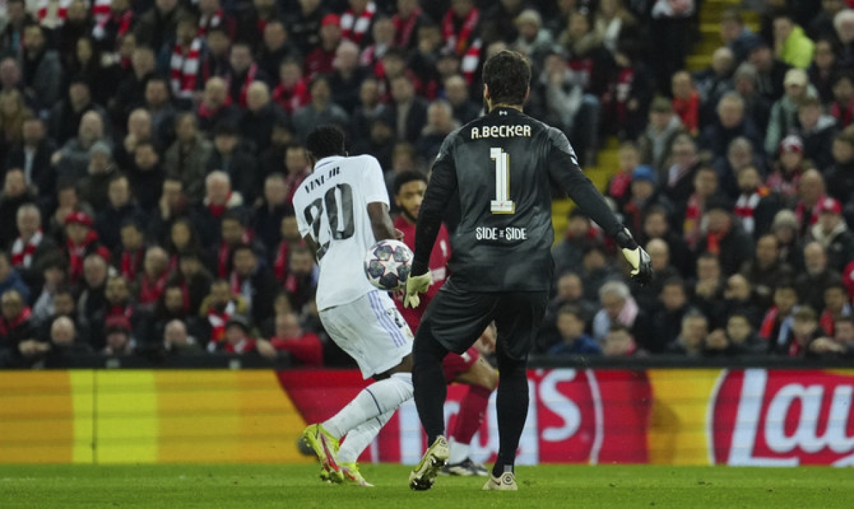 Thủ môn Alisson phát bóng trúng người Vinicius