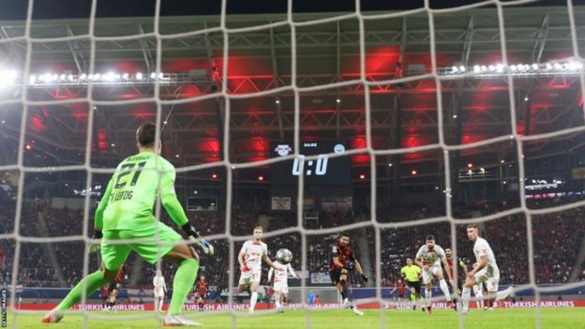 Riyad Mahrez sút tung lưới thủ môn Janis Blaswich