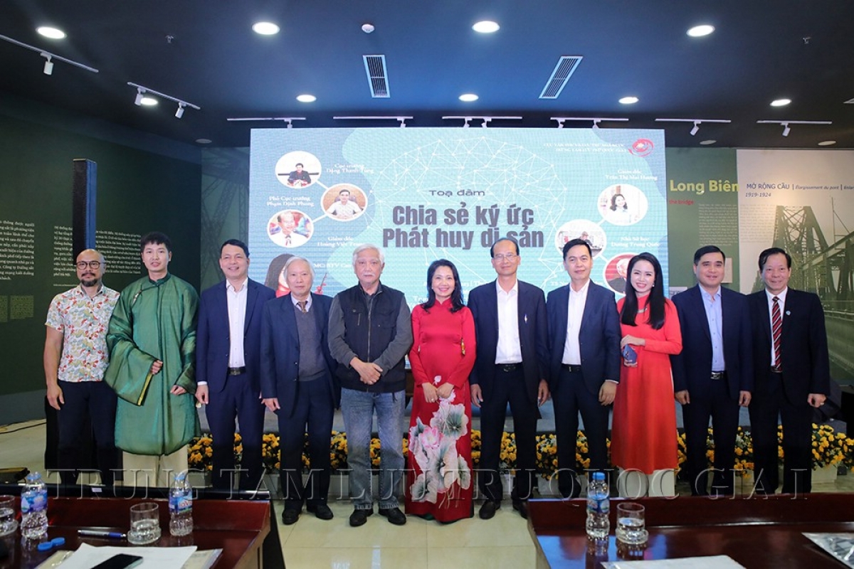 Các diễn giả, khách mời tại cuộc tọa đàm. Ảnh: Trung tâm Lưu trữ Quốc gia I
