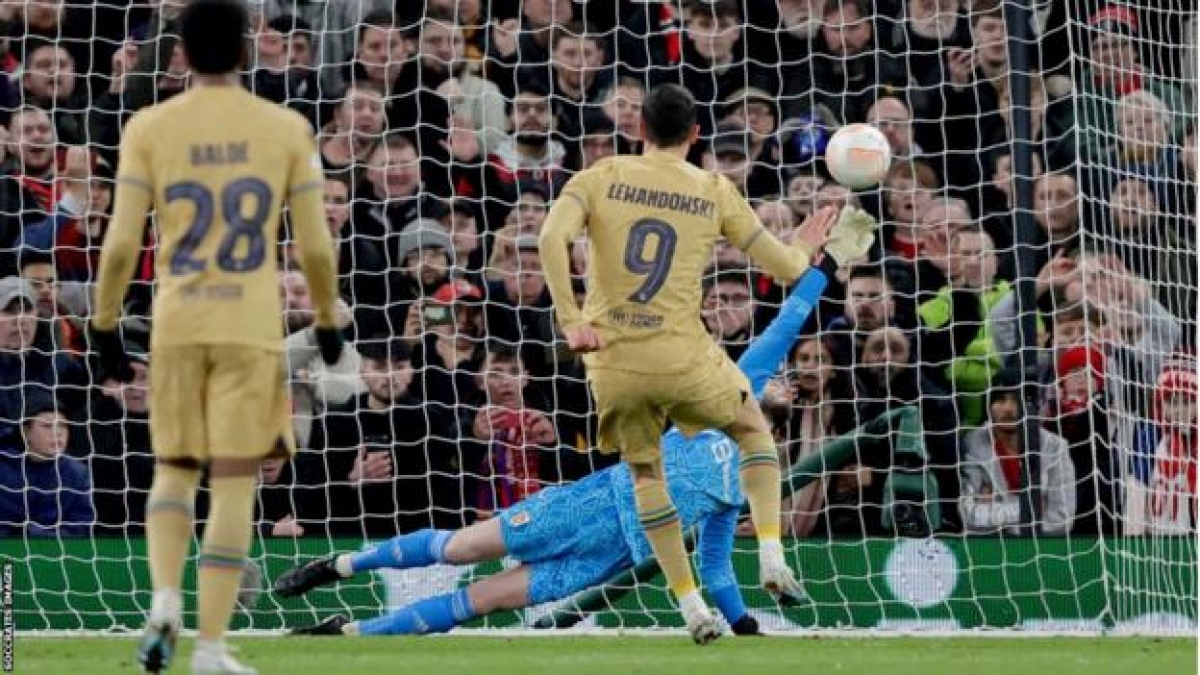 Thủ môn David De Gea đón đúng hướng bóng nhưng không cản phá được cú sút của Robert Lewandowski