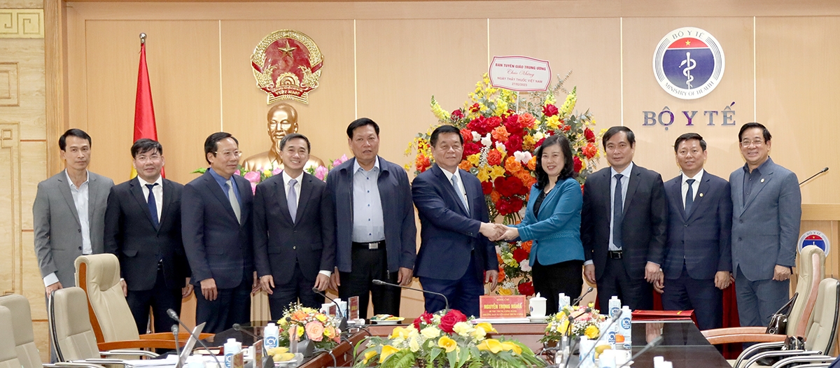 Đồng chí Nguyễn Trọng Nghĩa - Bí thư Trung ương Đảng, Trưởng Ban Tuyên giáo Trung ương tặng hoa chúc mừng ngành Y tế nhân kỷ niệm Ngày Thầy thuốc Việt Nam