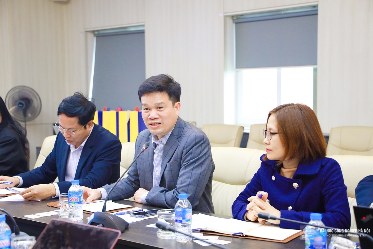 TS.Kiều Xuân Thực - Hiệu trưởng HaUI (ngồi giữa) phát biểu tại buổi làm việc