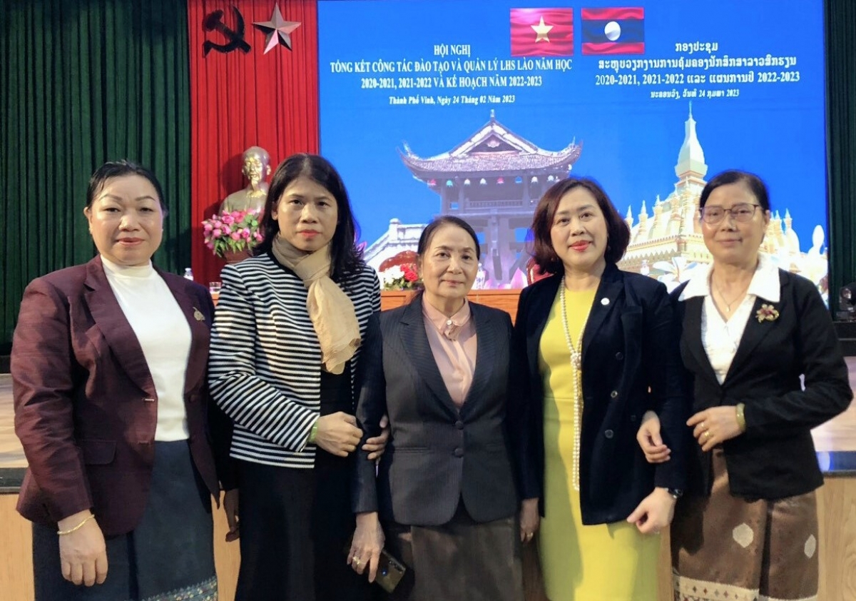 PGS.TS. Tạ Quỳnh Hoa - Trưởng Khoa Đào tạo Quốc tế, ĐH Xây dựng HN chụp ảnh lưu niệm cũng Bà Thongmy Duansackda, Phó Cục trưởng Cục công tác học sinh sinh viên, Bộ Giáo dục và Thể thao Lào (đứng giữa)