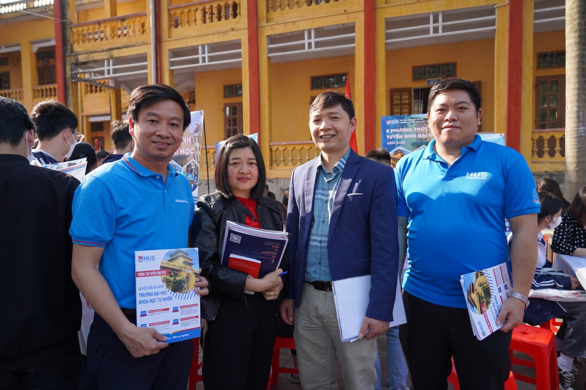 Anh Hoàng Văn Toàn (thứ hai từ phải sang) chụp ảnh trước bàn tư vấn của Trường ĐHKHTN