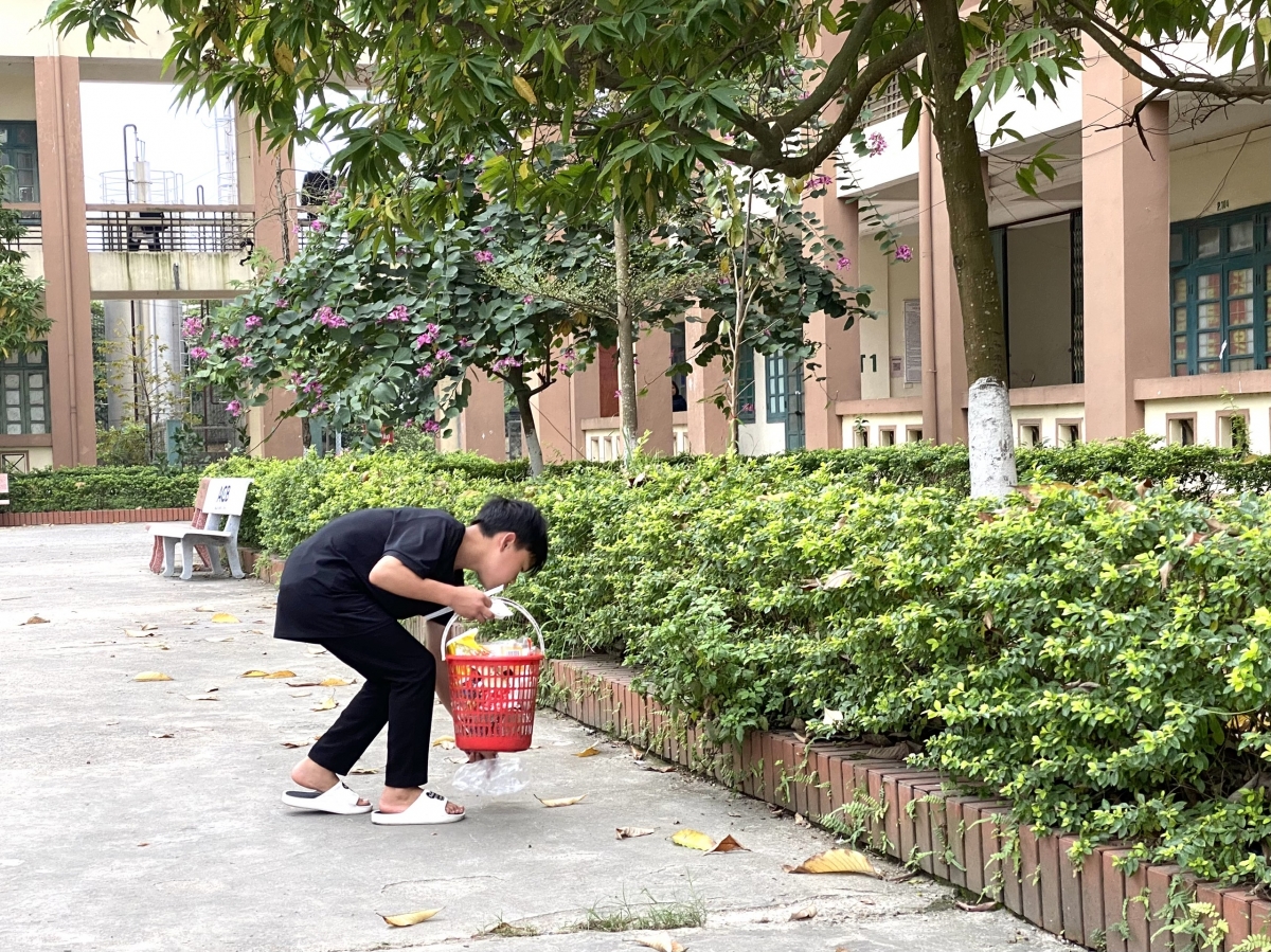 Nhặt rác trên đường đi đổ rác, một cử chỉ nhỏ cho thấy những thay đổi lớn trong ý thức về giữ gìn vệ sinh môi trường của học viên.