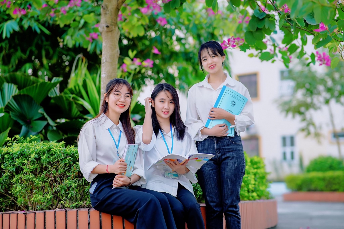 Nụ cười của các em trở thành động lực của cô thầy.