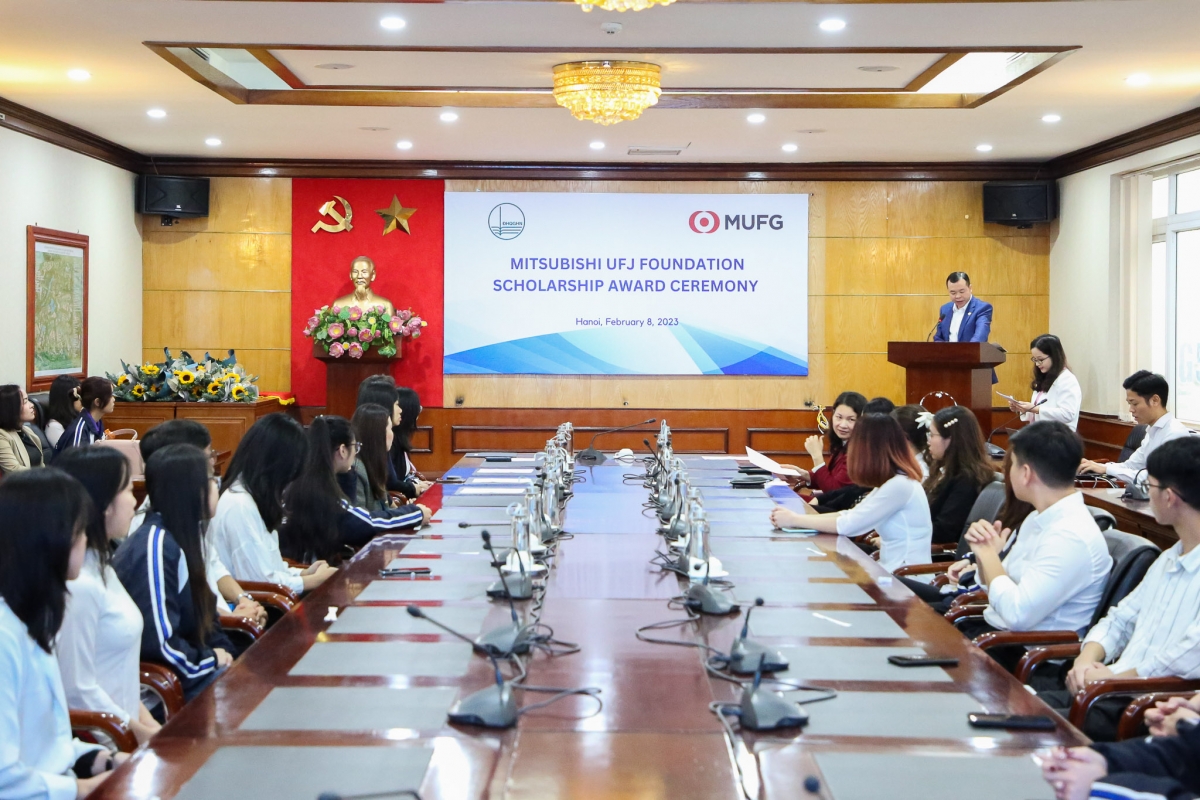 Phó trưởng ban Ban Chính trị và Công tác Học sinh Sinh viên, ĐHQGHN Nguyễn Minh Trường phát biểu tại Lễ trao học bổng